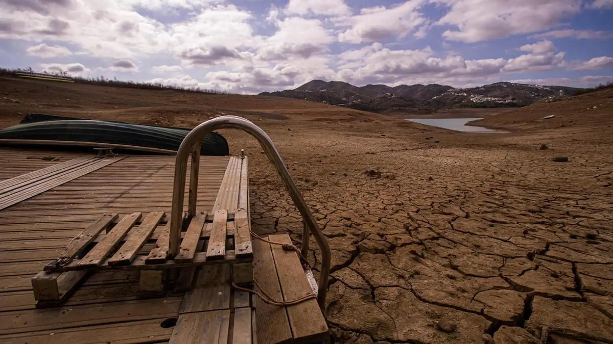 Embalse de La Viñuela, en Málaga, afectado por la sequía.