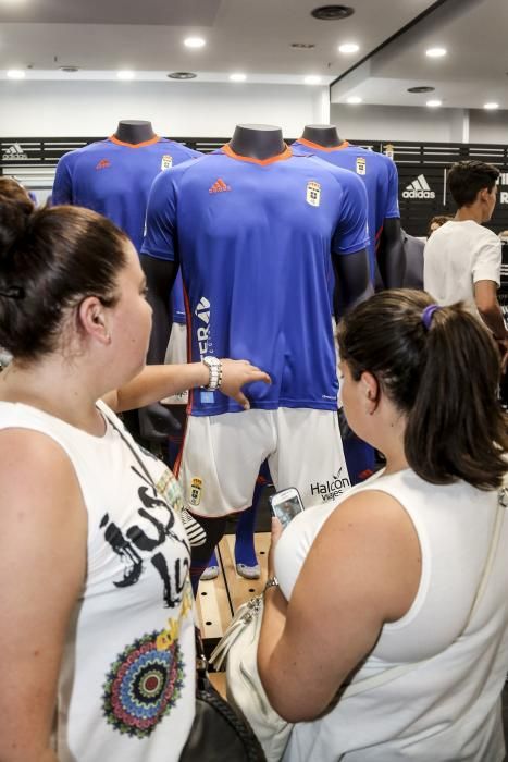 Presentación de la nueva camiseta del Real Oviedo