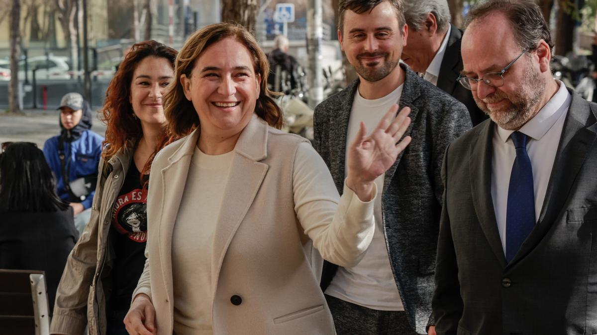 Ada Colau entrando en la Ciutat de la Justícia, este lunes.