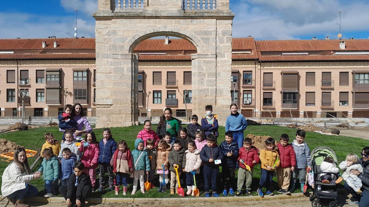 GALERÍA | 40 niños de Toro conmemoran el Día del Árbol con la plantación de otros tantos ejemplares