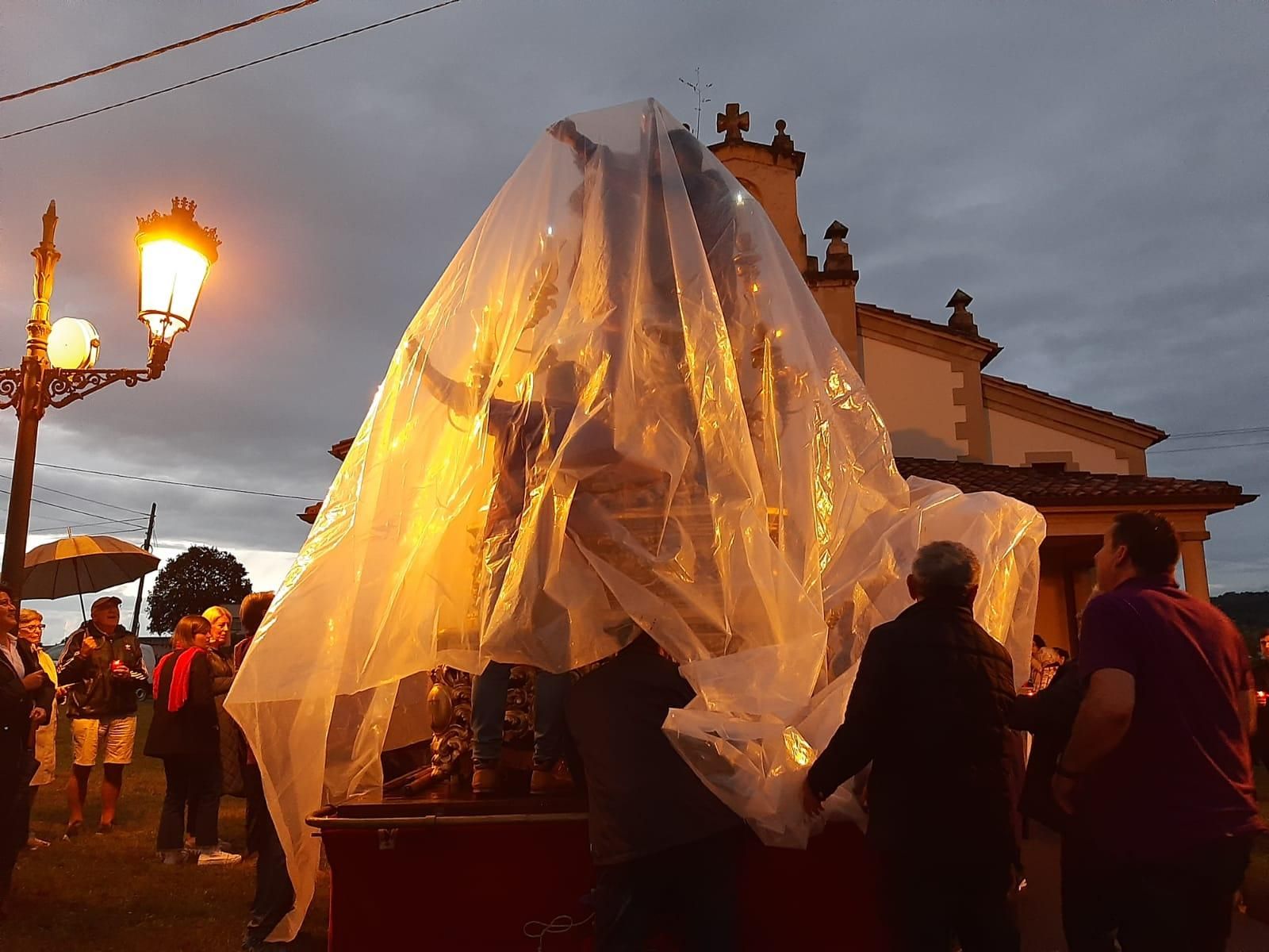 Cientos de personas acompañan al Ecce Homo de Noreña en la procesión de bajada a la iglesia
