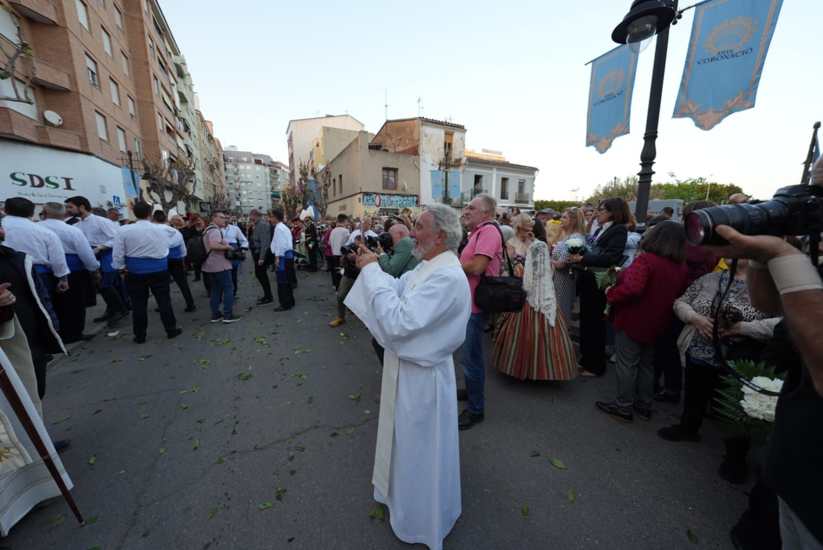 Galería de imágenes: La Virgen del Lledó llega a la plaza de la Virgen del Carmen en el Gau