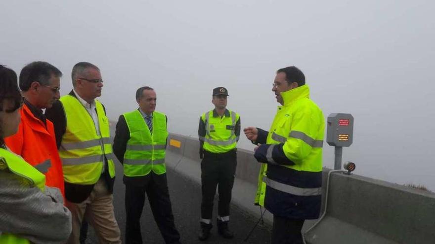 Presentación en la A-8, a su paso por Alto do Fiouco, de las nuevas balizas para mejorar la conducción con niebla.