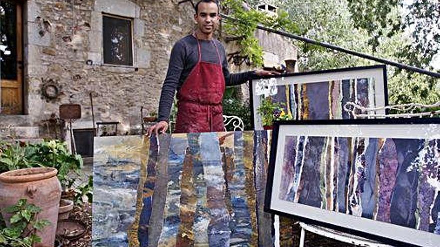 A dalt: El taller d&#039;en Mohamed Rabehy, on crea les seves obres amb paper reciclat i pigments. Abaix: Una mostra dels quadres que ha pintat.