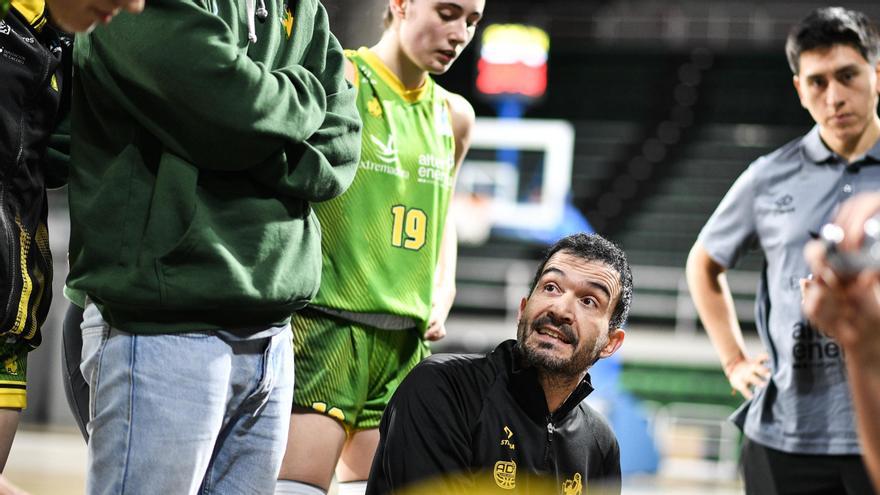 Jesús Sánchez habla con sus jugadoras durante un tiempo muerto del partido ante Unicaja.