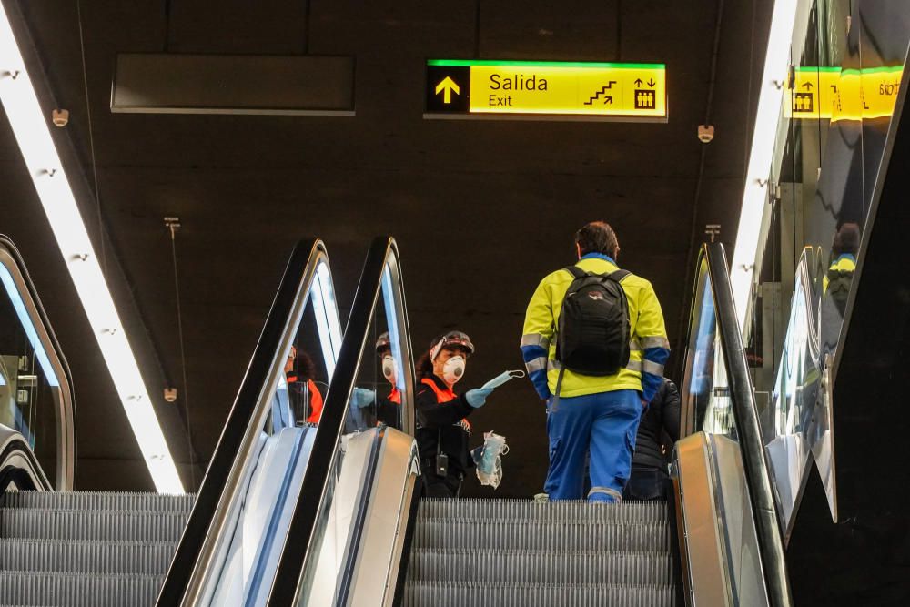 Reparto de mascarillas en la estación de metro del Perchel y en la estación de Cercanías María Zambrano, este lunes con el reinicio de la actividad laboral no esencial.