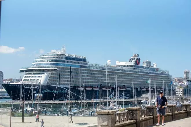 Eclipse desde el mar en A Coruña: cinco cruceros con spa, restaurantes, piscinas y hasta tiendas de Rolex y Cartier