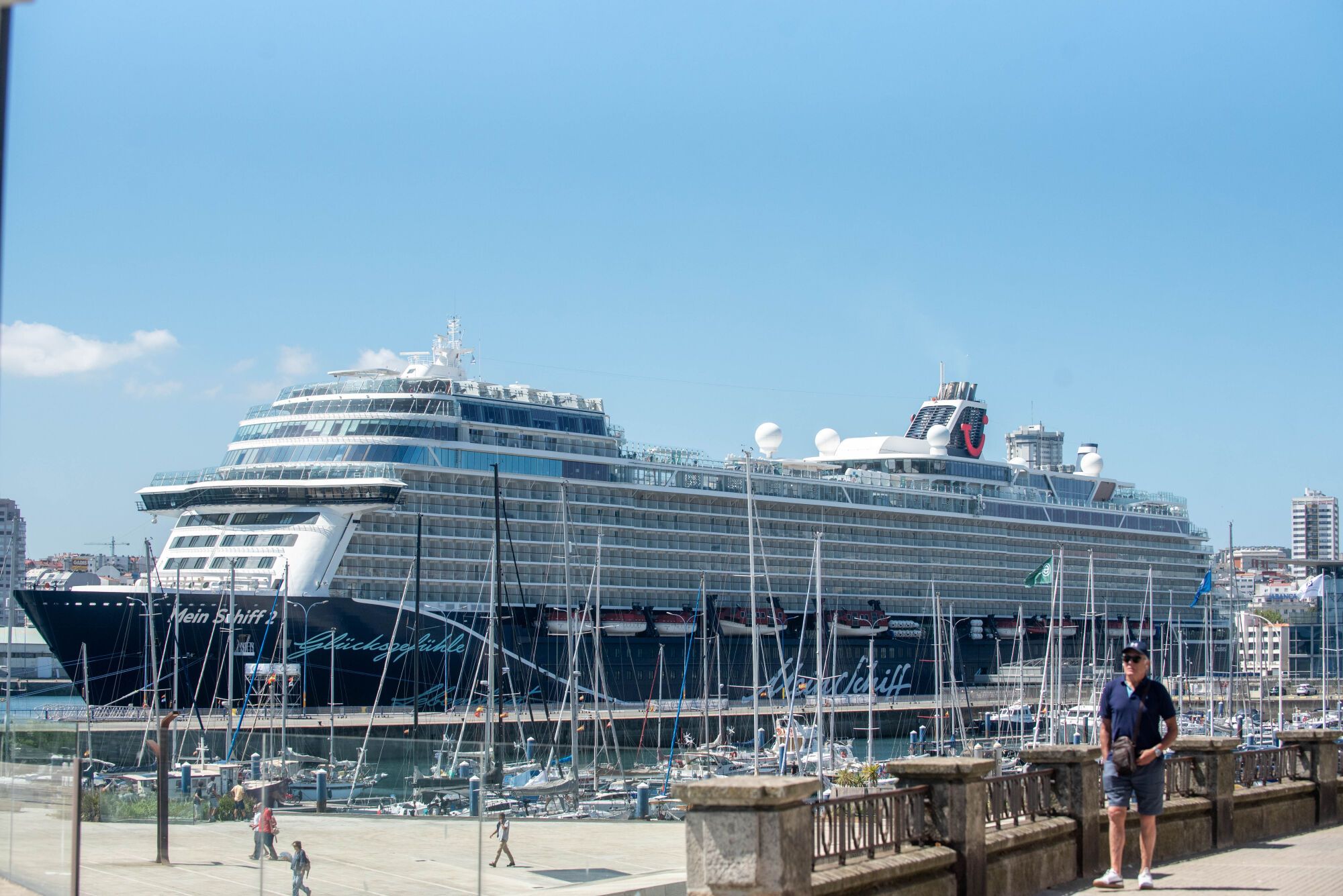 El crucero 'Mein Schiff', este jueves en A Coruña.