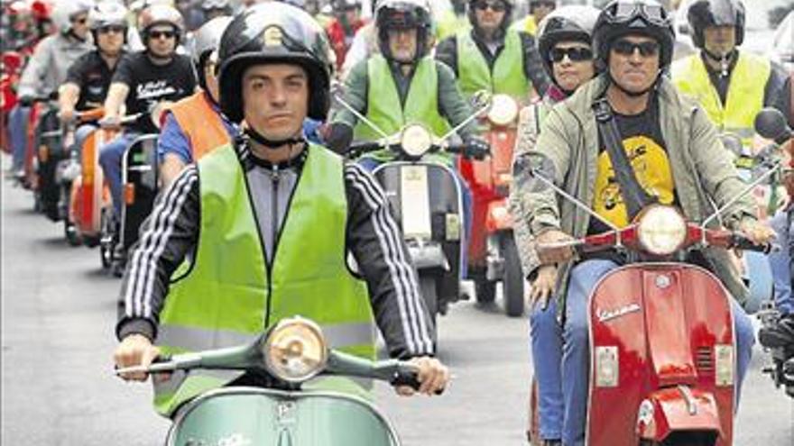 Un centenar largo de vespas se dan cita en vila-real