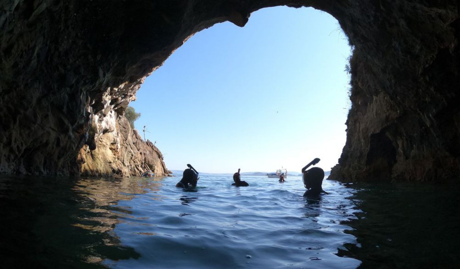 Buceadores dentro de una de las furnas de Punta Couso.  