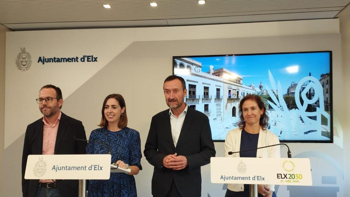 Miembros del equipo de gobierno de Elche antes de anunciar la sentencia del Mercado