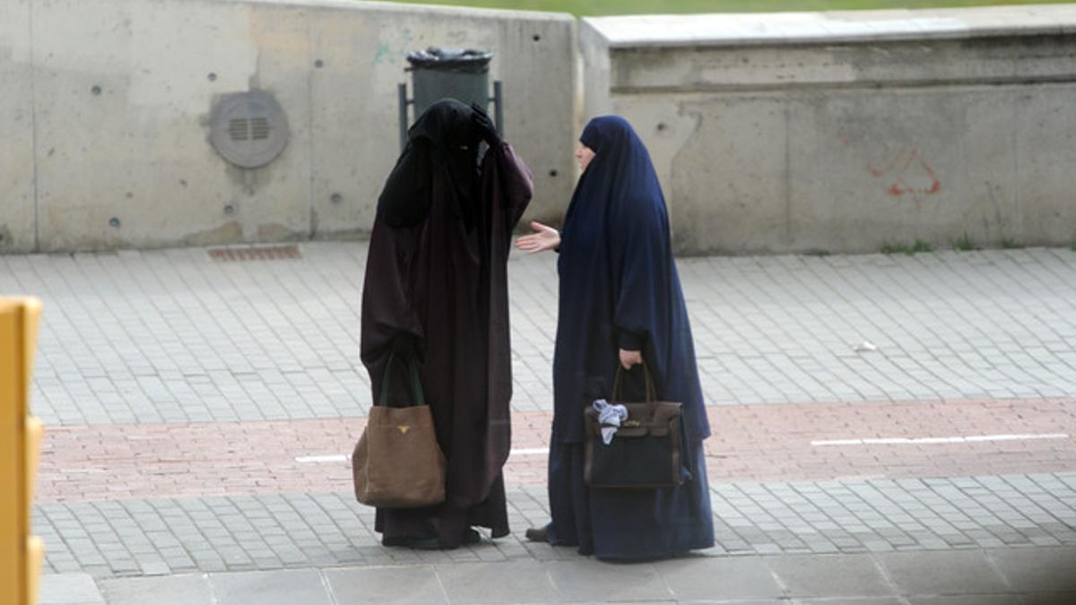 Dos musulmanas vestidas con el velo integral, en una calle de Lleida.