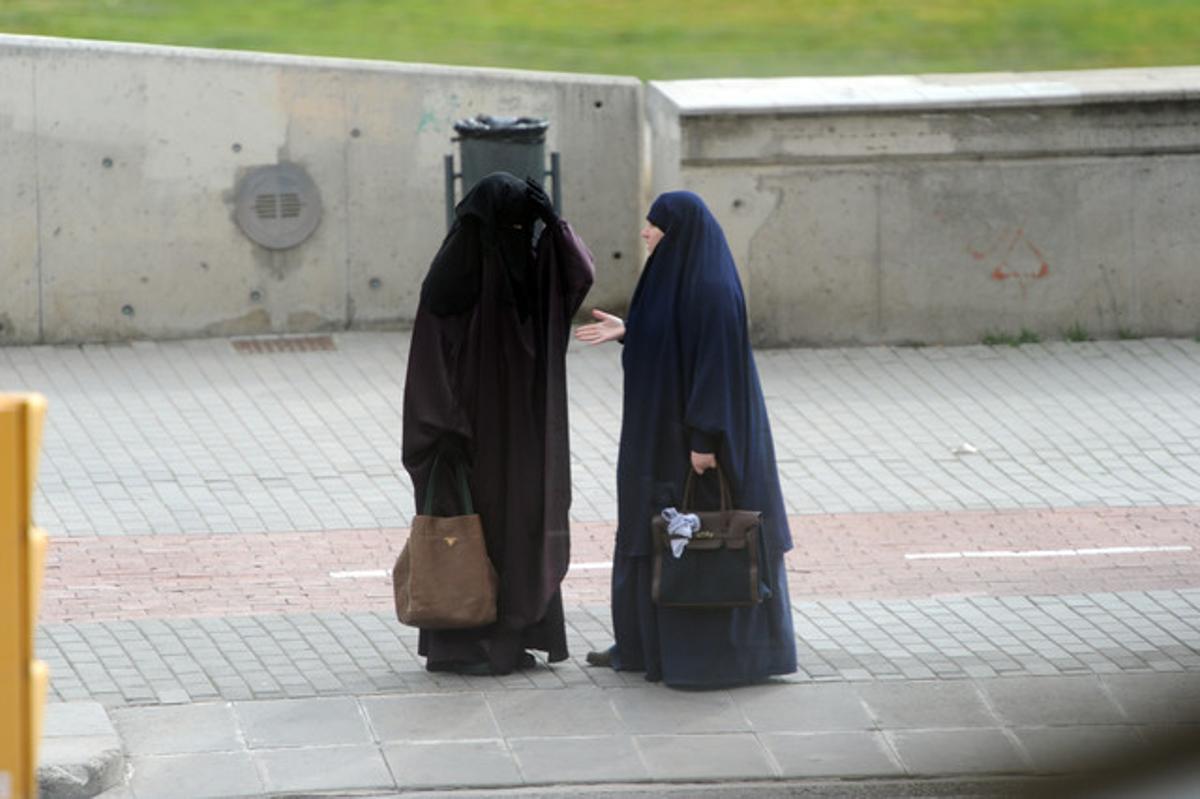 Dues musulmanes vestides amb el burca, en un carrer de Lleida.