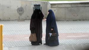 Dos musulmanas vestidas con el velo integral, en una calle de Lleida.