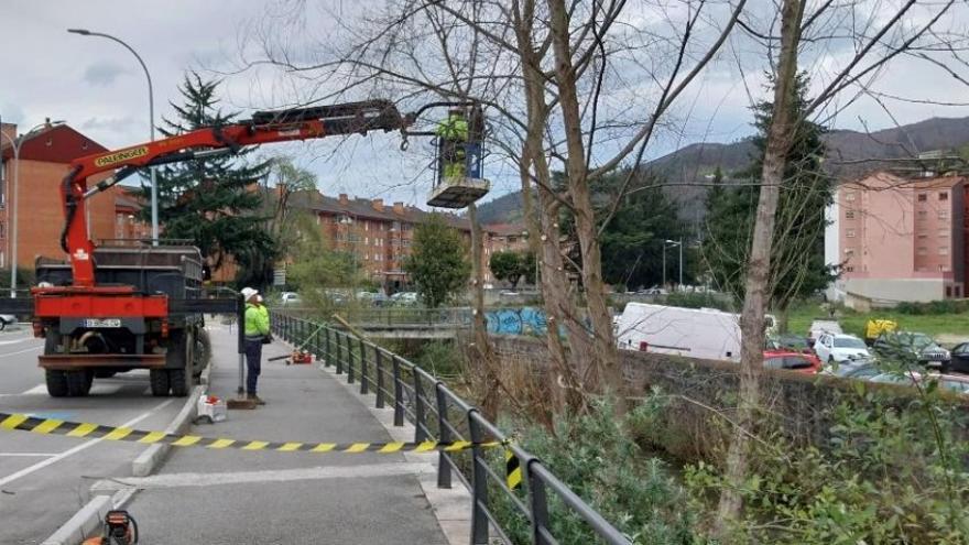 Hidrográfica inicia la limpieza del río San Juan en el casco urbano de Mieres