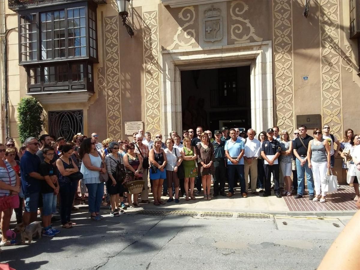 Toda la provincia de Castellón muestra en silencio su repulsa por los atentados