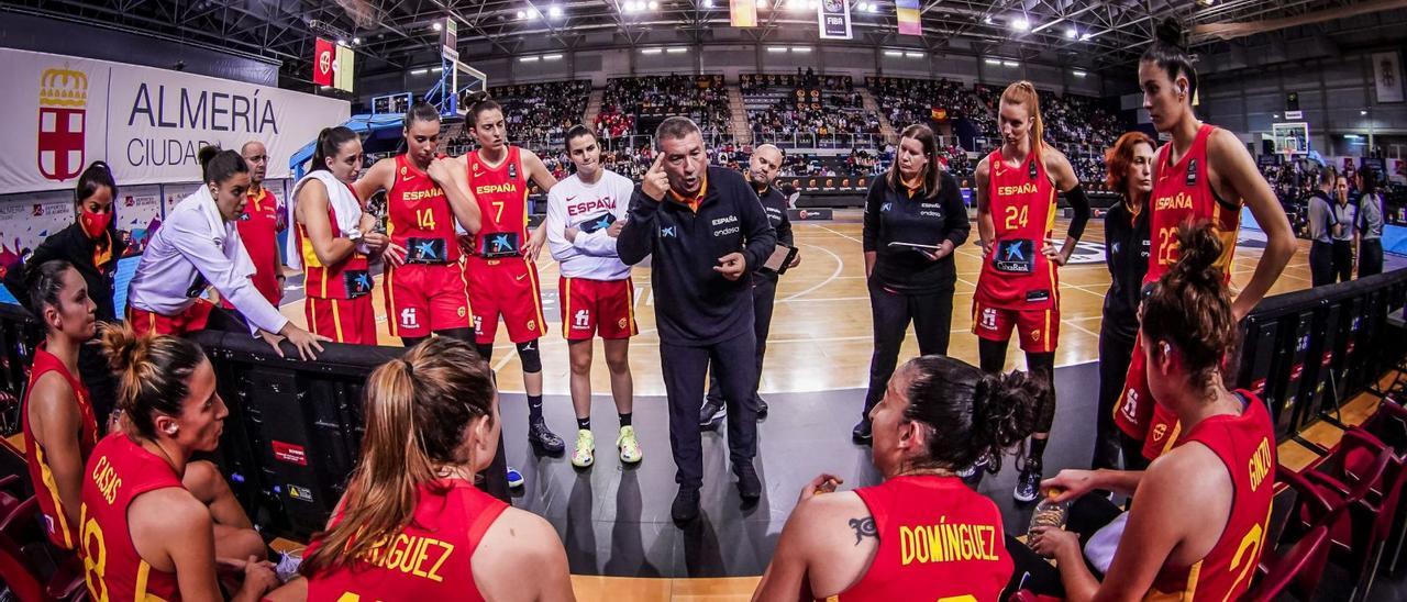 Miguel Méndez da instrucciones duranteel partido ante Rumanía.