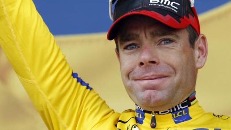 Cadel Evans se viste con el maillot de líder en la penúltima etapa del Tour de Francia.