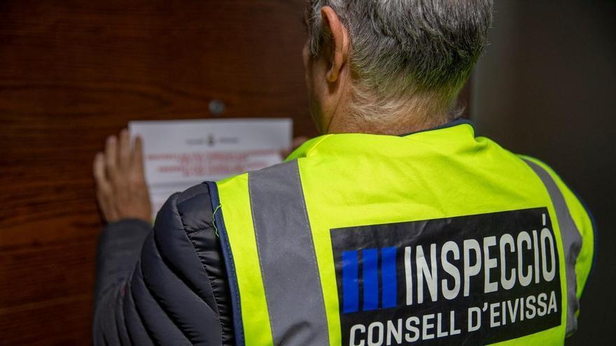 El Consell de Ibiza impone medidas cautelares y amenaza con un multazo a cuatro pisos turísticos ilegales