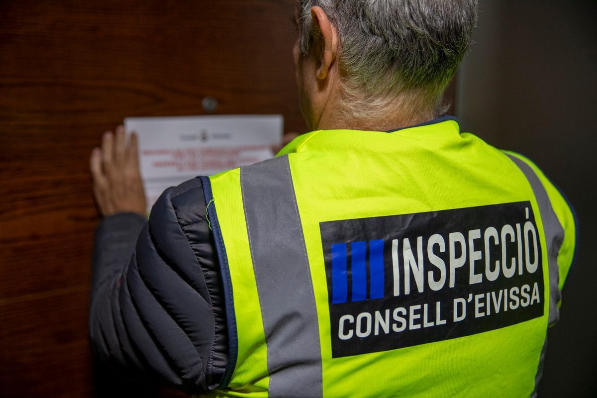Consell de Ibiza toma medidas cautelares en cuatro viviendas de Ibiza.