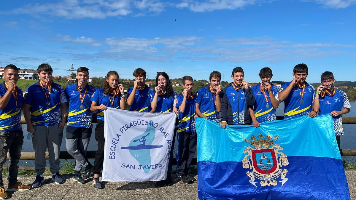 Los palistas de la Escuela de Piragüismo Mar Menor en el Campeonato de España de Barco Dragón