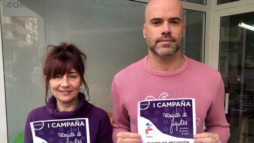 El equipo de Podemos Elche, con el cartel de presentación de la campaña