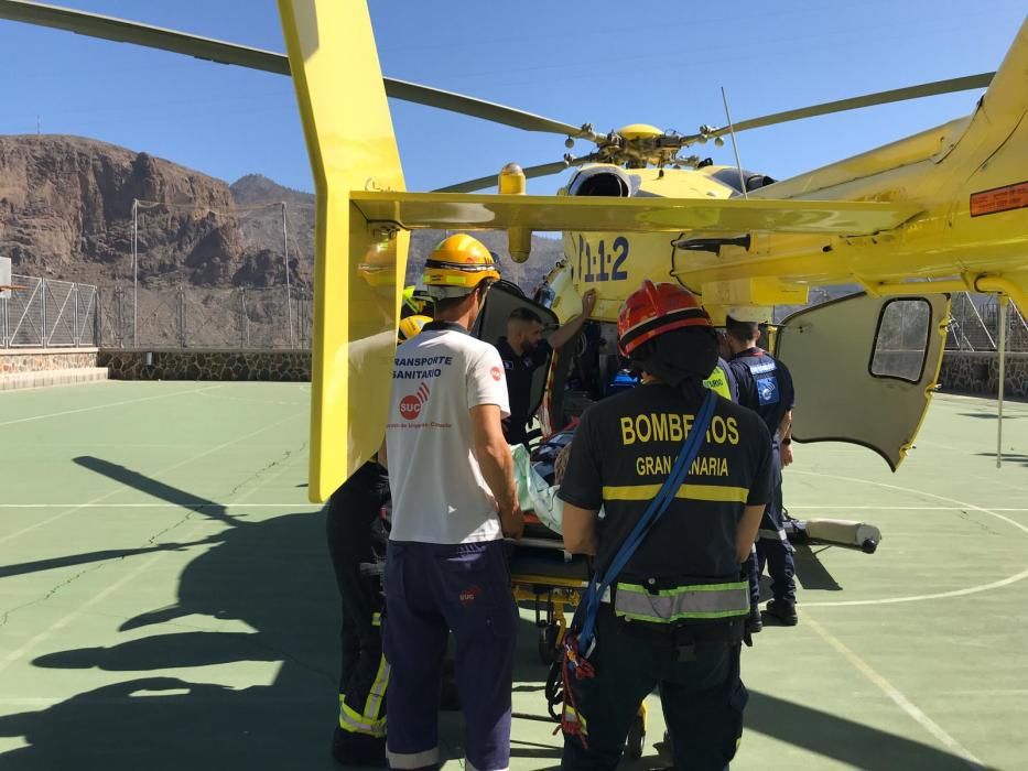 Dos heridos tras la precipitación de un vehículo por un barranco en Gran Canaria