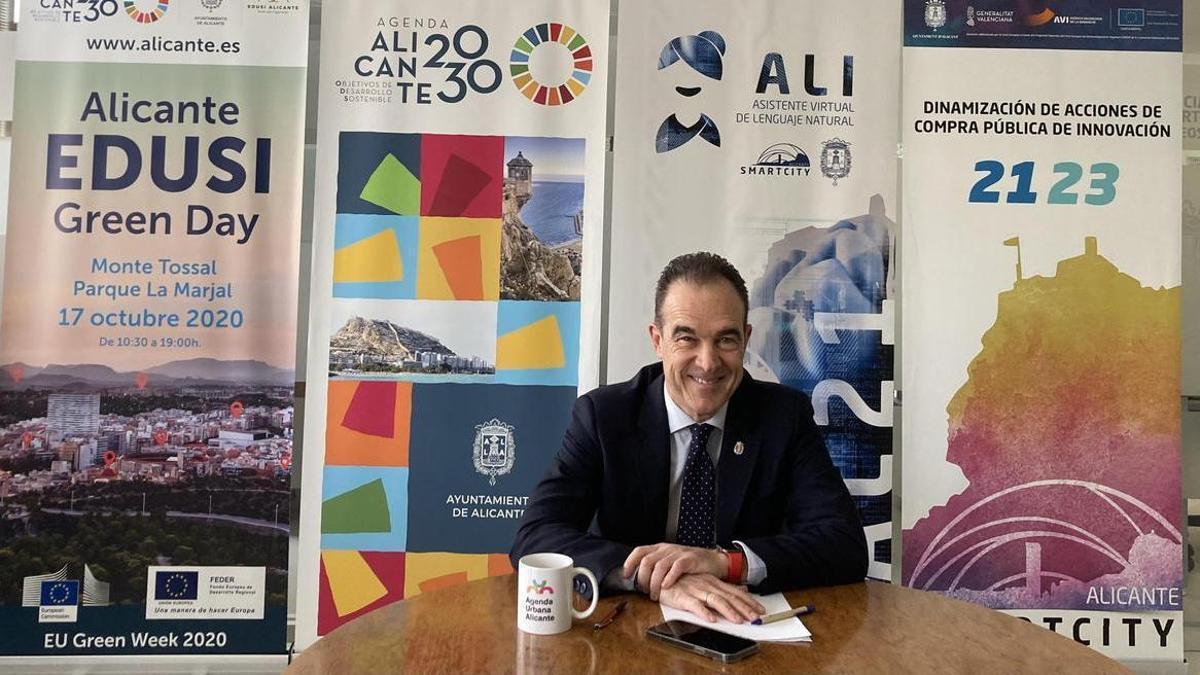 El concejal de Innovación de Alicante, Antonio Peral, impulsor del asistente virtual ALI.