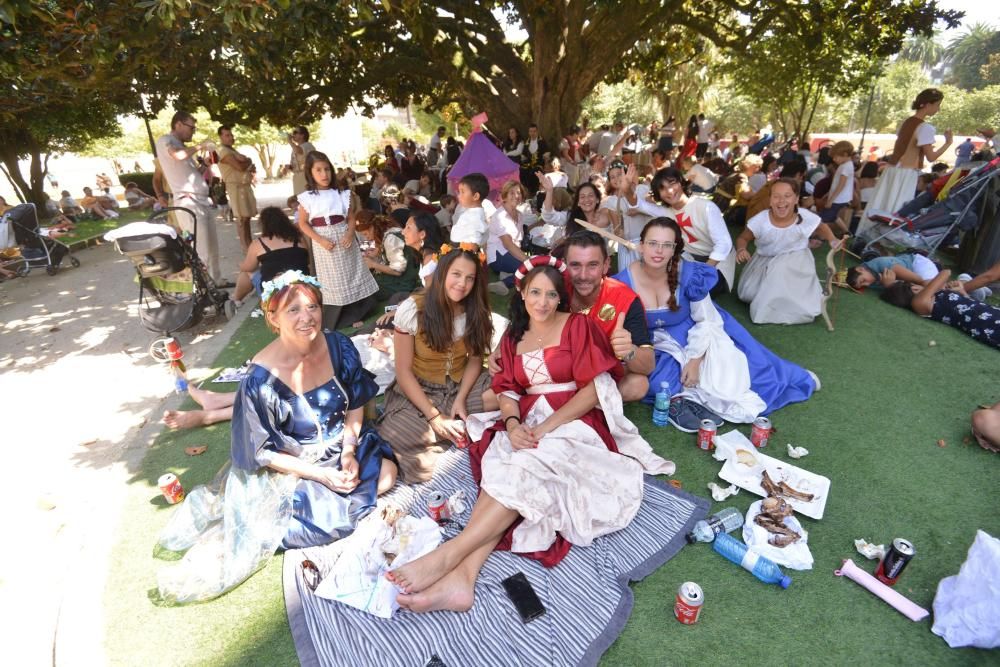 Miles de personas eligieron volver al medievo en Pontevedra en vez de refrescarse en la playa pese al calor extremo.