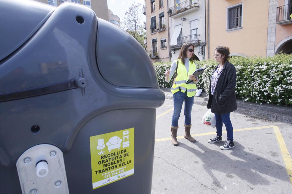 Primer dia de la posada en marxa dels «contenidors intel·ligents» a Girona