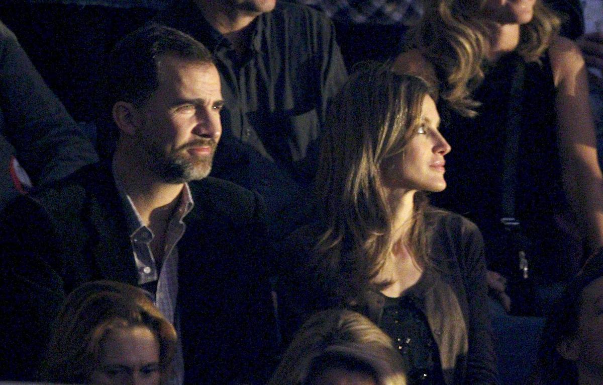 Los príncipes de Asturias, Felipe y Letizia, en el concierto de Shakira en el Palacio de los Deportes de la Comunidad de Madrid, en noviembre de 2010.