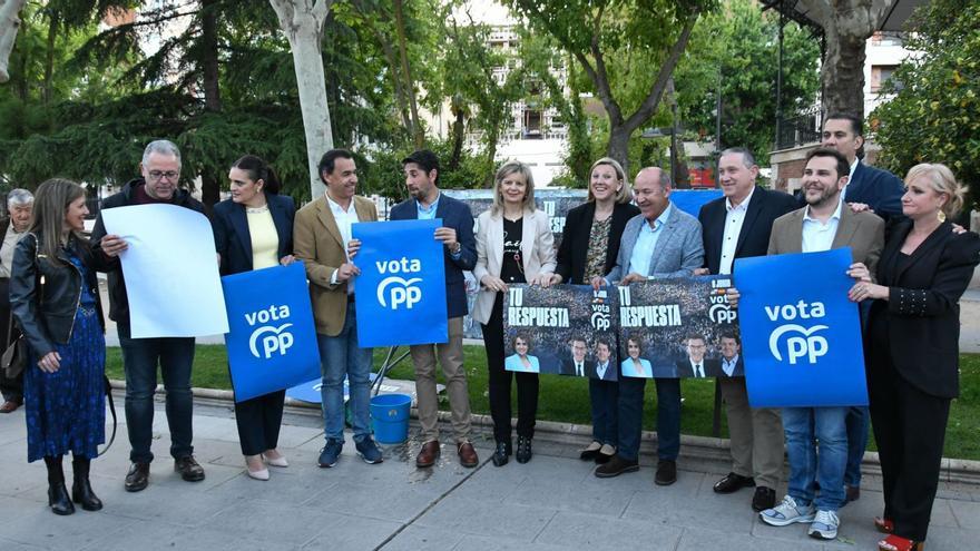 Los líderes y cargos públicos del PP en la provincia de Zamora en la «pegada virtual» de carteles.