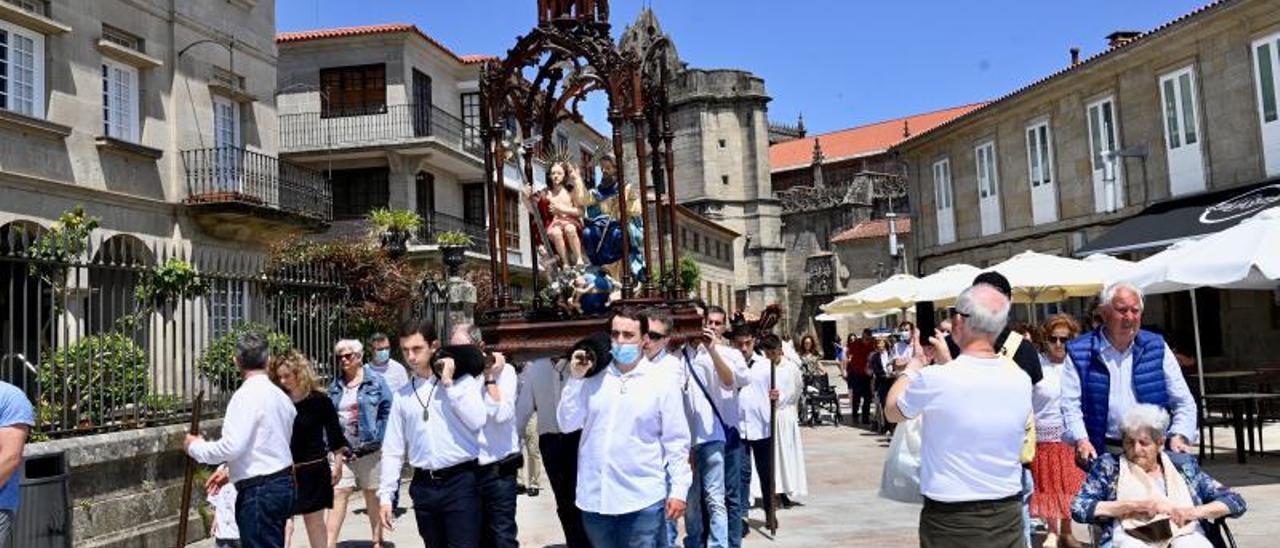 Ocho costaleros trasladan la iman de la Santísima Trinidad en la procesión por Santa María.   | // RAFA VÁZQUEZ