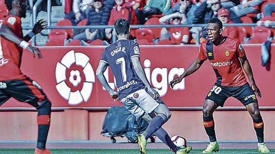 EstupiÃ±Ã¡n recibe el balÃ³n durante el partido de ayer.