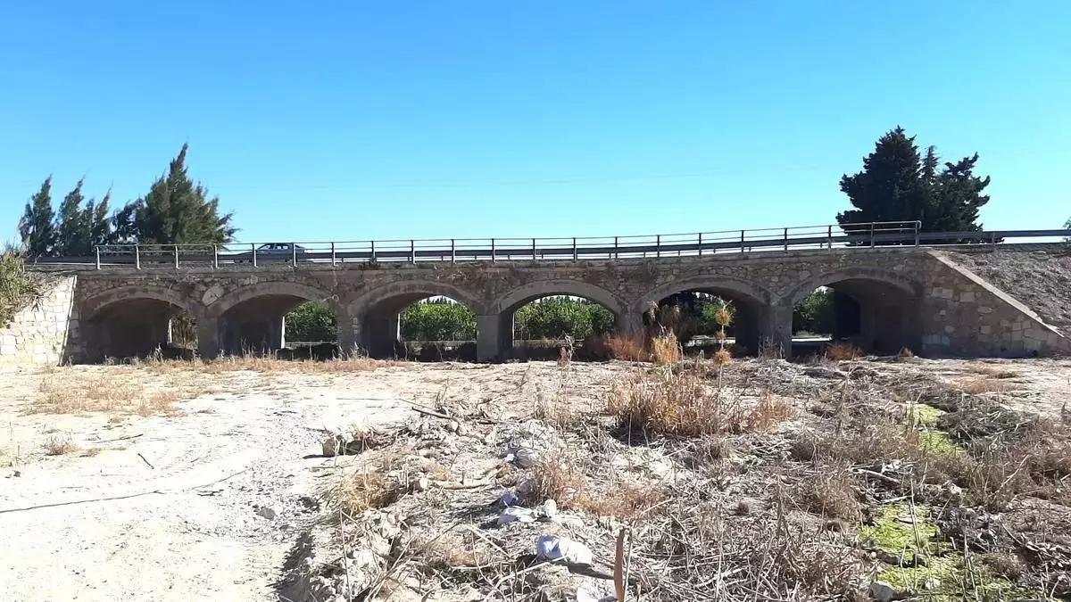 Puente de la CV-95 que será derribado para construir uno nuevo en Lo Quiles de San Miguel de Salinas