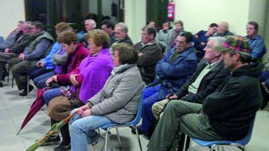 Afectados por las obras contra las riadas, en la reunión de ayer con representantes de Augas de Galicia y el alcalde. // J.M.G.
