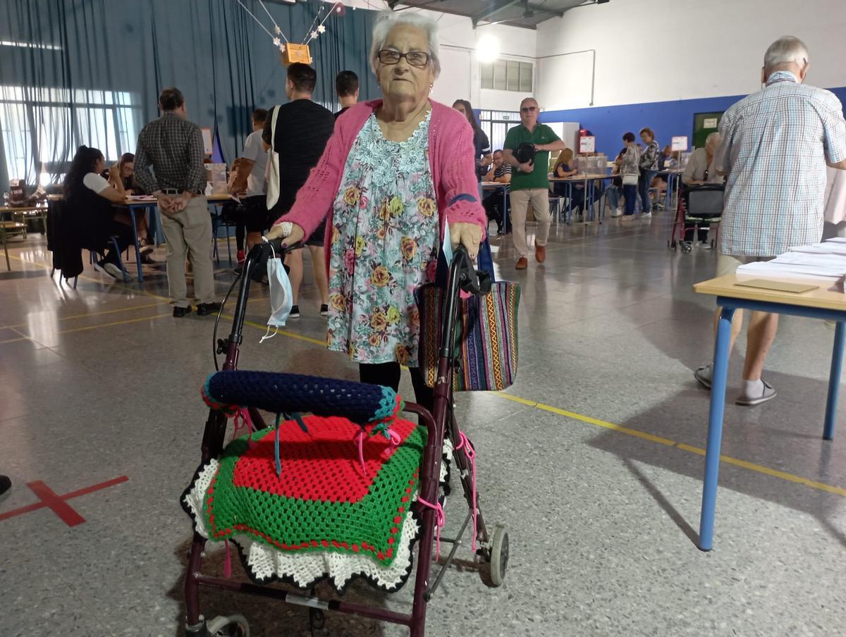 María Martín, 75 años. Aunque está en diálisis ha querido votar, con su andador de croché que ella misma realiza. &quot;Voto de siempre&quot;, confiesa. Elecciones municipales 28M.