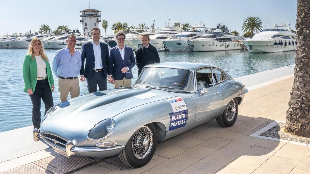 Eva Serra, Demetrio Lladó, Toni Dezcallar, Alvaro Irala y Miguel Pastor junto a un Jaguar E-Ytype 1963