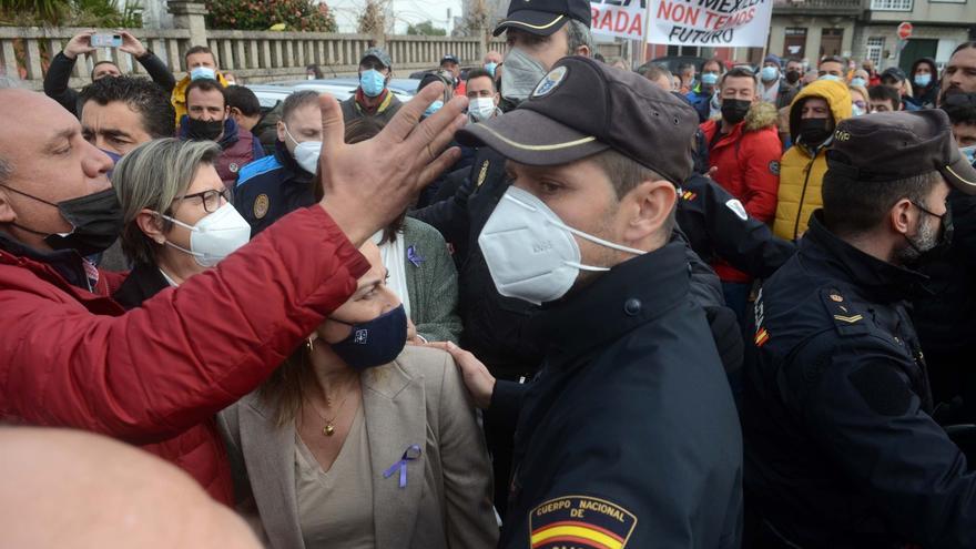 &quot;Guerra de la mejilla&quot;: los bateeiros acorralan a las conselleiras