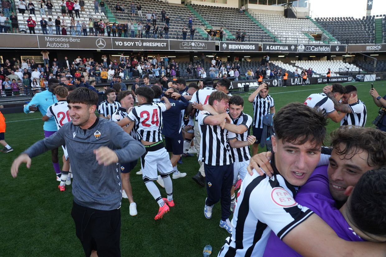 ¡Las mejores imágenes de la celebración del ascenso a Segunda Federación del Castellón B!