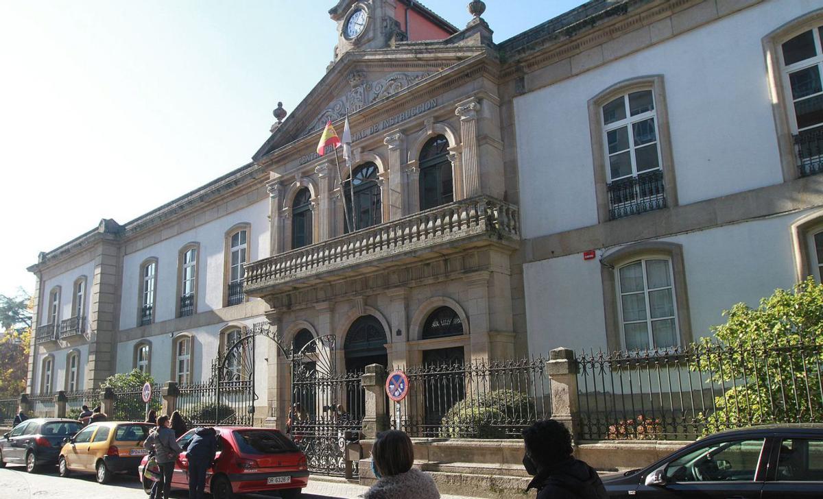 La fachada del centro no sufrió dañoscon el incendio. | // IÑAKI OSORIO