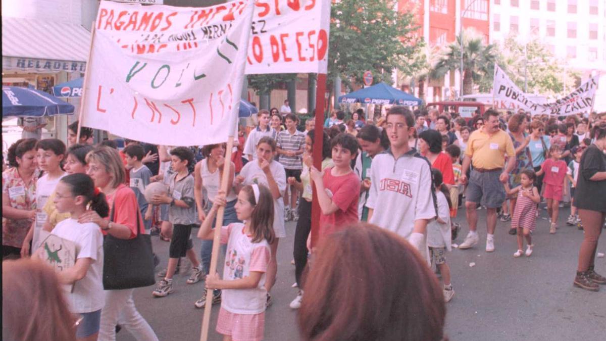 Manifestacion pidiendo un instituto para la ciudad, en 1998.