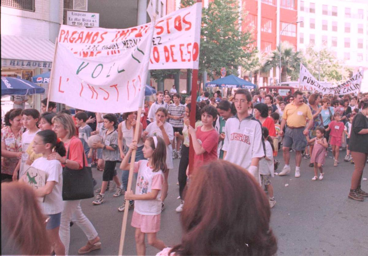 Manifestacion pidiendo un instituto para la ciudad, en 1998. Manifestacion pidiendo un instituto para la ciudad, en 1998.