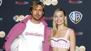 Margot Robbie y Ryan Gosling posan vestidos de ’Barbie’ en Las Vegas.