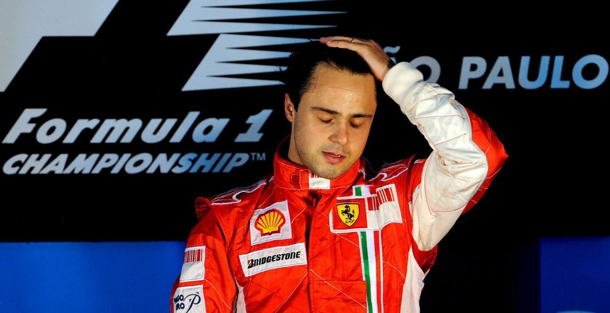 SAO845. SAO PAULO (BRASIL).02/11/08.-El piloto brasileño de Ferrari, Felipe Massa, en el podio tras el Gran Premio de Brasil de Fórmula Uno disputado en el circuito de Interlagos de Sao Paulo, Brasil, hoy domingo 2 de noviembre de 2008. Massa ganó el Gran Premio de Brasil pero el británico de McLaren Mercedes Lewis Hamilton consiguió el título de campeón.EFE/GERO BRELOER