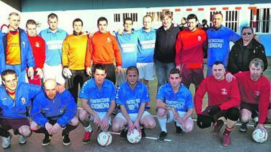 Los dos equipos, antes de comenzar el encuentro. / lne