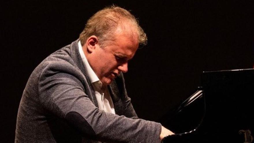 Josu de Solaun ofrece un concierto de piano improvisado el 9 de julio.