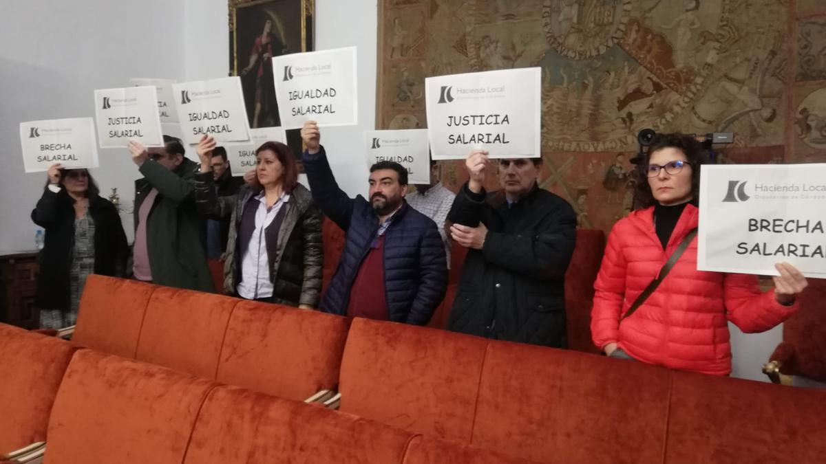 Los trabajadores de Hacienda Local, en el Pleno de la Diputación.