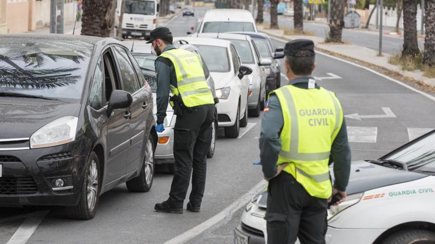 Dos guardias civiles en un control en Alicante con mascarillas de protección.