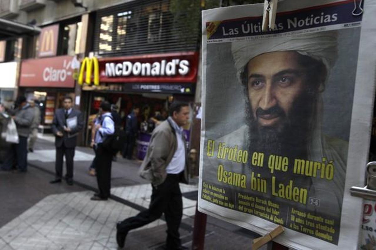 Un diari amb la fotografia del líder d’Al-Qaida es mostra en un carrer de Santiago de Xile.